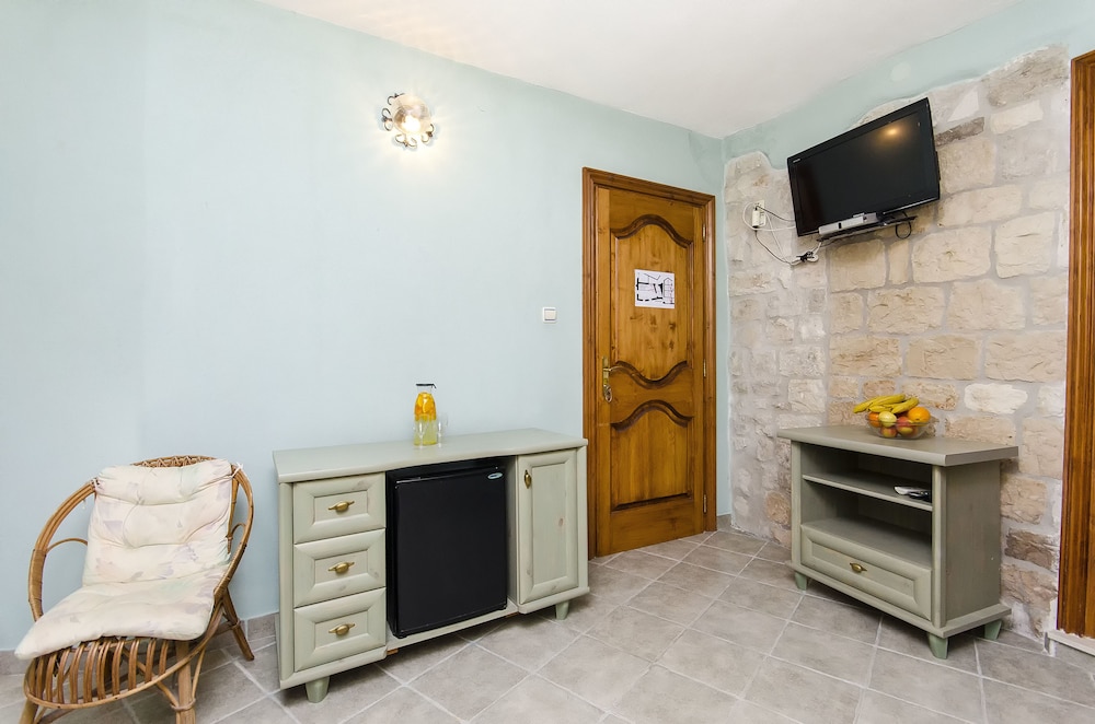 Standard Double Room - Photo 16