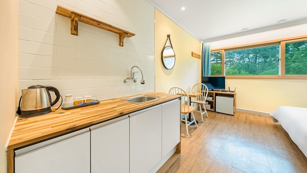 Basic Room, 1 Bedroom (103(Ocean View/No cooking)) - Photo 5