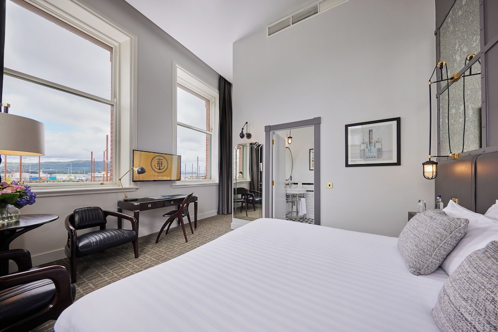 Deluxe Room, 1 King Bed photo 3