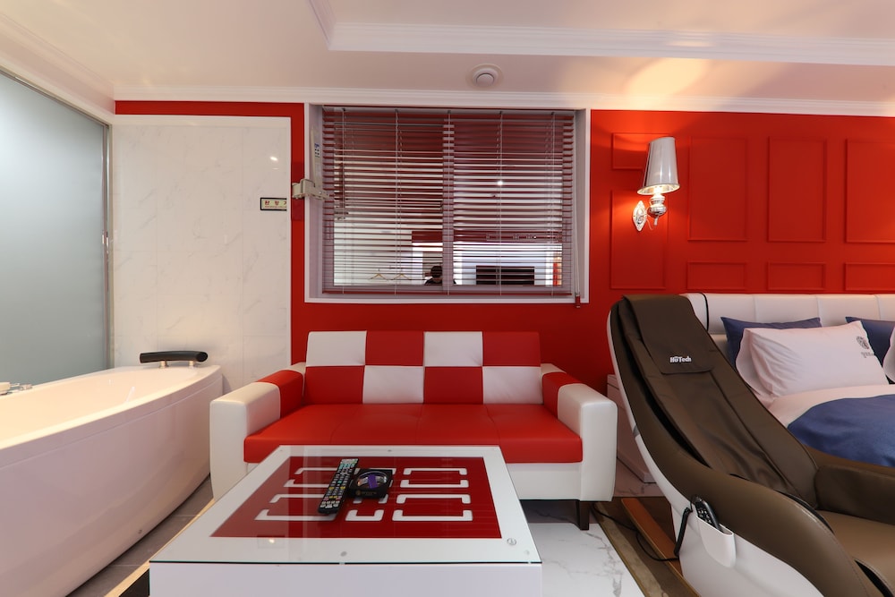 Deluxe Room, Jetted Tub - Photo 2