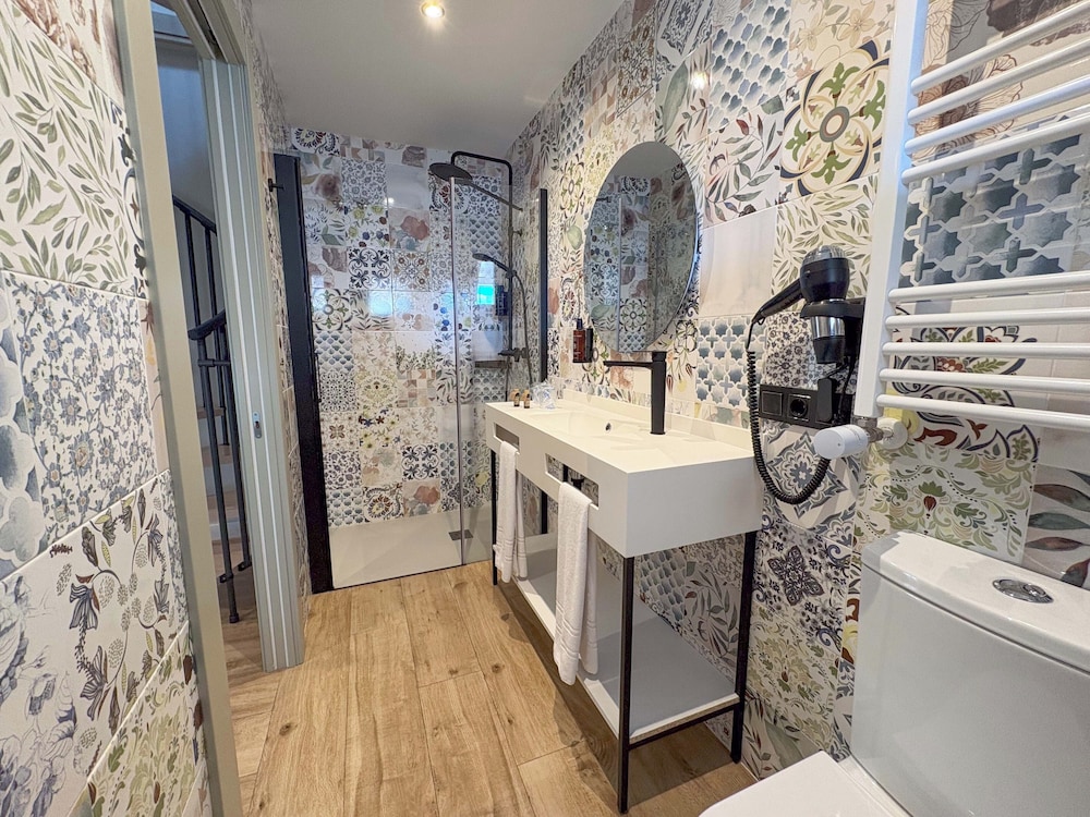 Premium Duplex, Jetted Tub photo 3