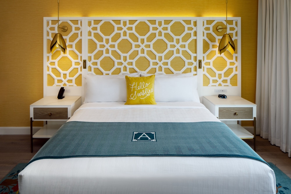 Premier Room, 1 King Bed photo 3