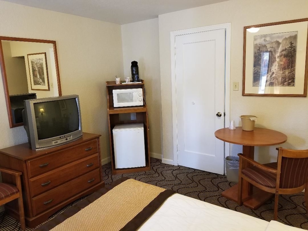 Standard Room, 1 Queen Bed photo 2