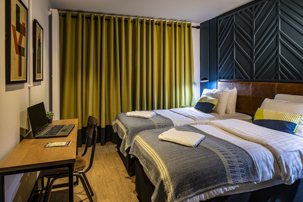 Deluxe Twin Room, Ensuite photo 1