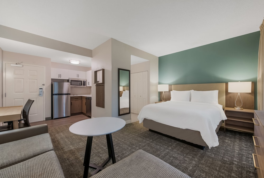Studio Suite, 1 Queen Bed, Kitchen