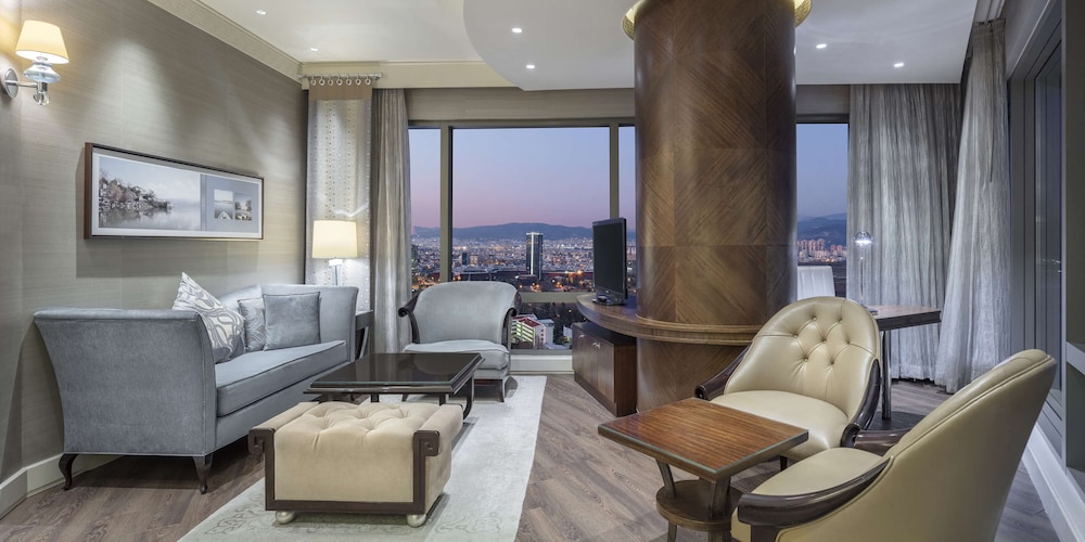 Executive Suite, 1 King Bed, Club Lounge Access