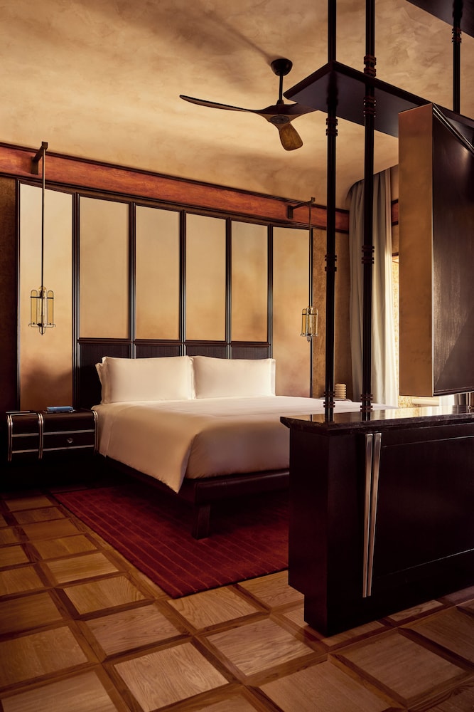 Junior Suite with Minerva Square View, 1 King bed