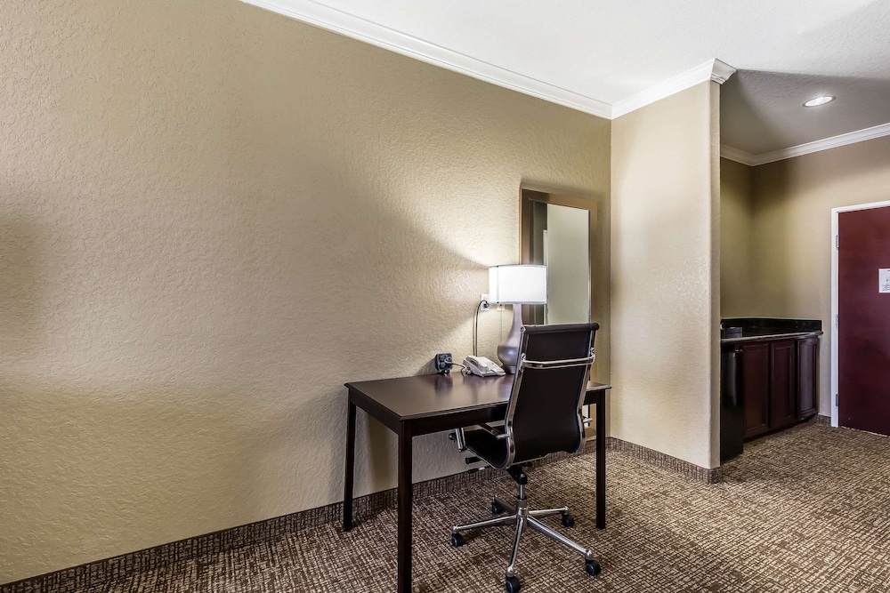 Suite, 1 King Bed, Non Smoking - Photo 3