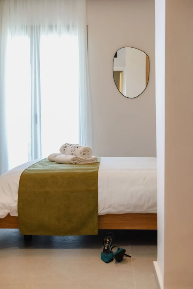 Junior Suite with Jacuzzi - Atrium View photo 1