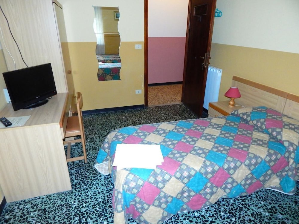 Double Room - Photo 7