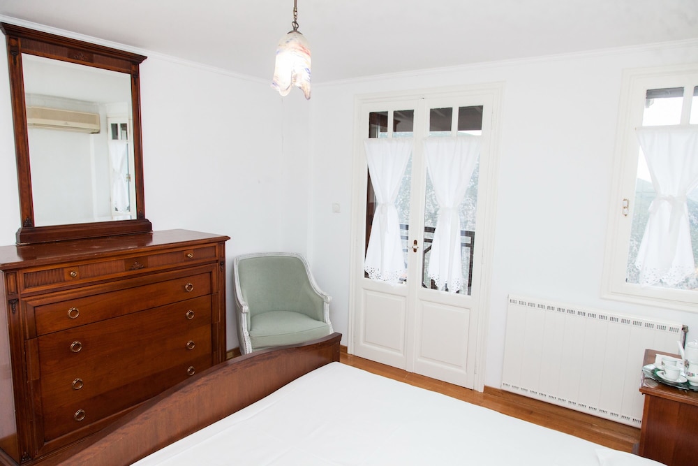 House, 2 Bedrooms photo 2