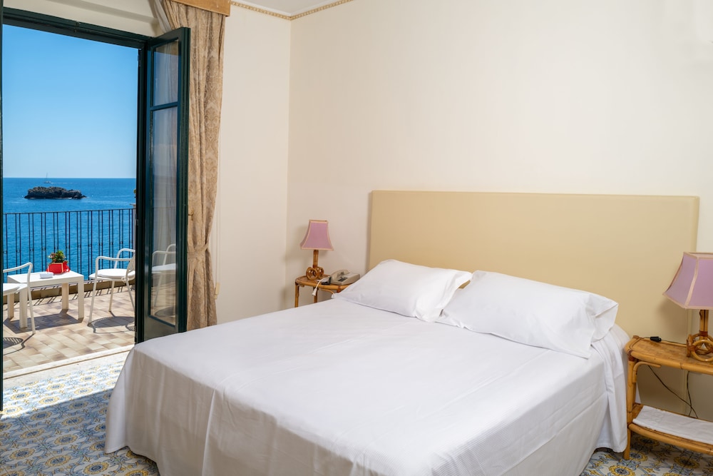Superior Double or Twin Room, Terrace, Sea View - Photo 7