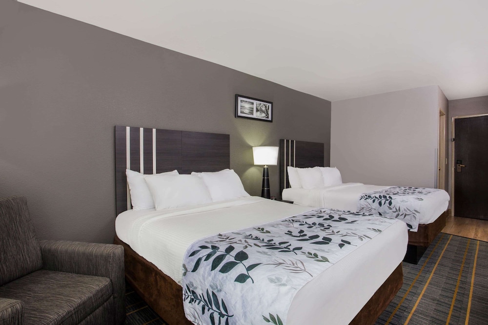 Standard Room, 2 Queen Beds - Photo 1