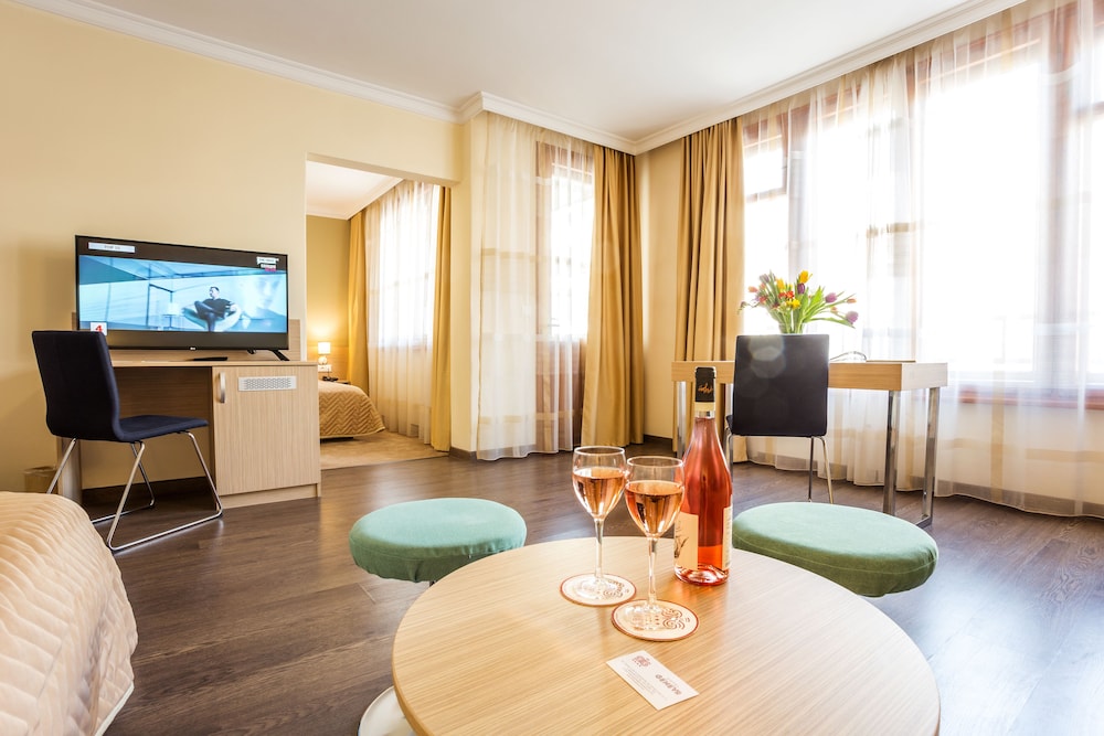 Suite, 1 Bedroom - Photo 1