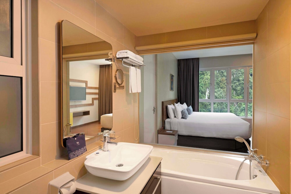 3 Bedroom Executive Suite Lakeview thumbnail 6