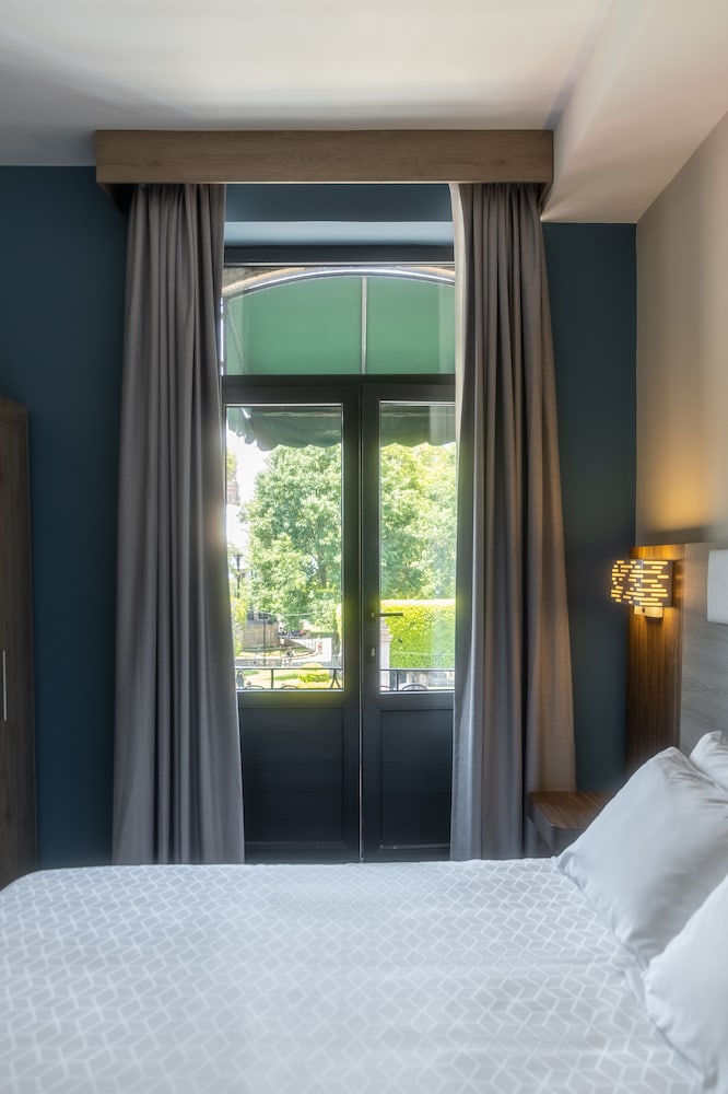Standard Room, 1 Queen Bed, Balcony, City View (Central Building) photo 2