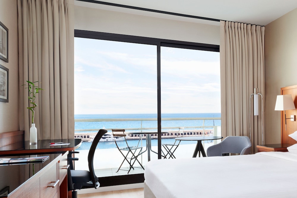 Superior Room, 1 King Bed, Sea View (Balcony) thumbnail 5