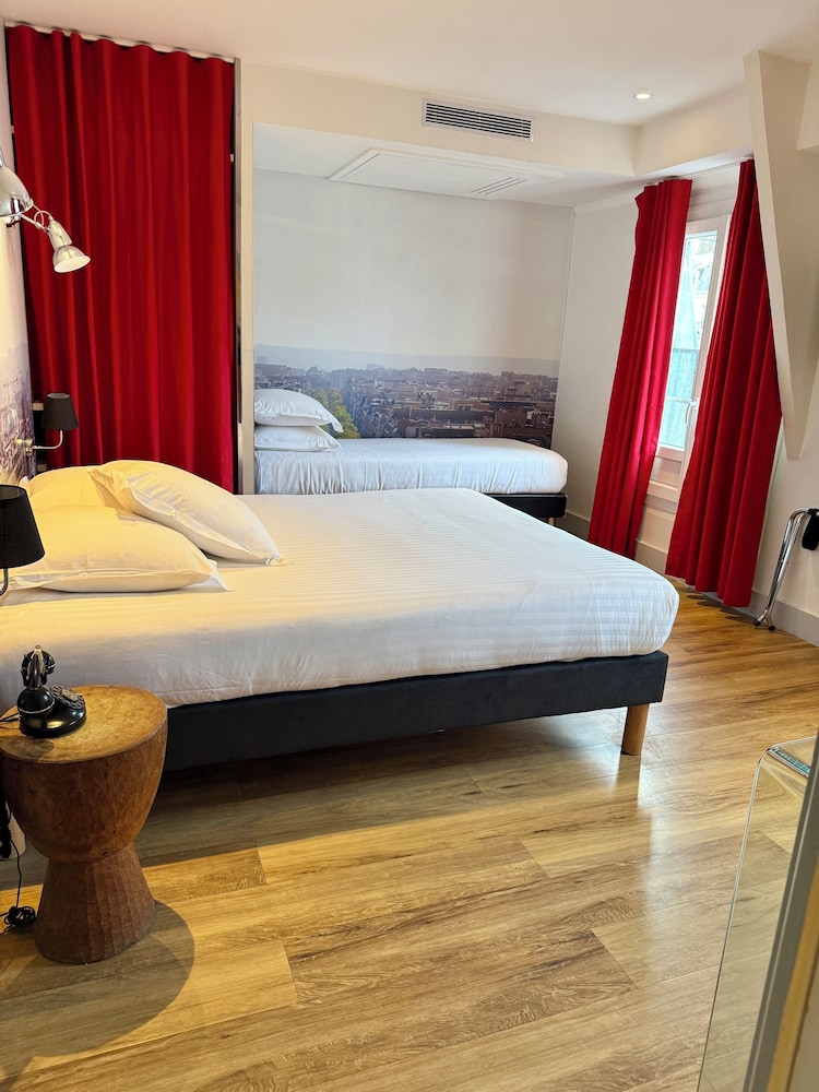 Triple room with balcony and arc de triomphe view photo 1