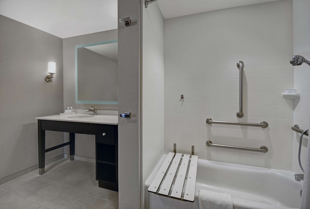 2 Bedrooms (1 King Bed, 2 Queen Beds) Accessible, Bathtub