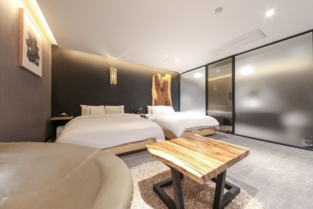 Luxury Premium Twin Room - Photo 8