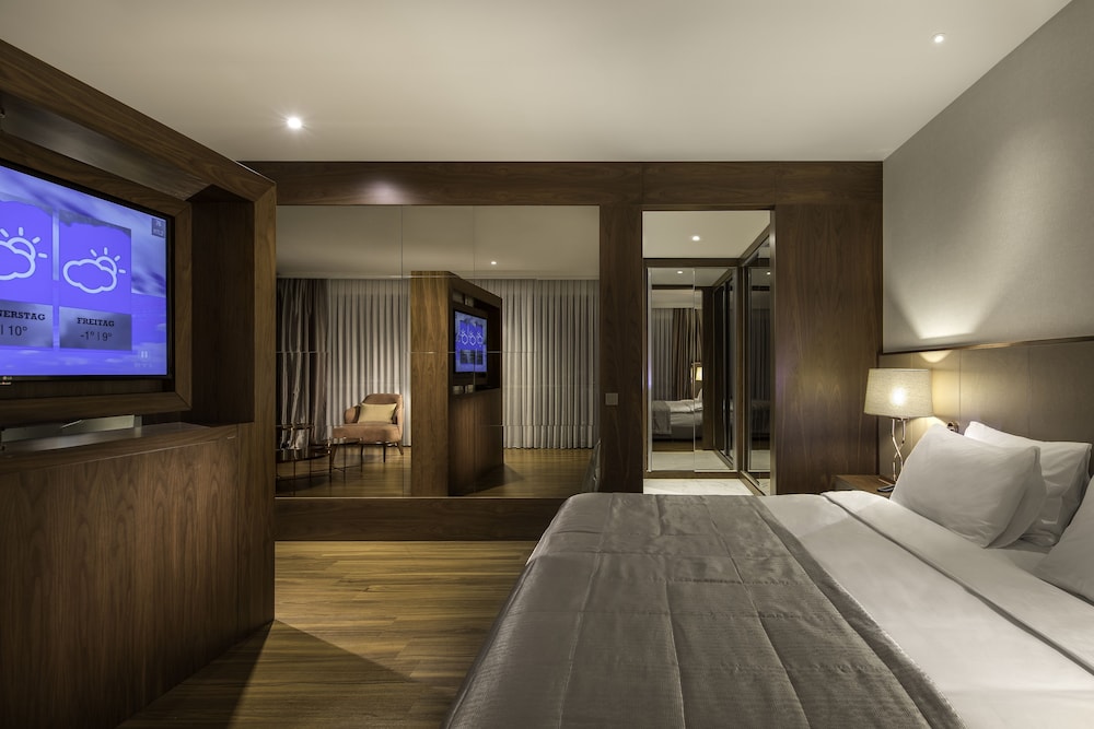 Junior Suite, 1 King Bed (Golden Horn View) photo 1