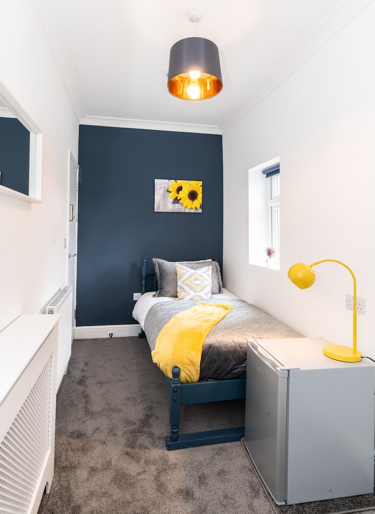 Premium Single Room, Ensuite, Garden View