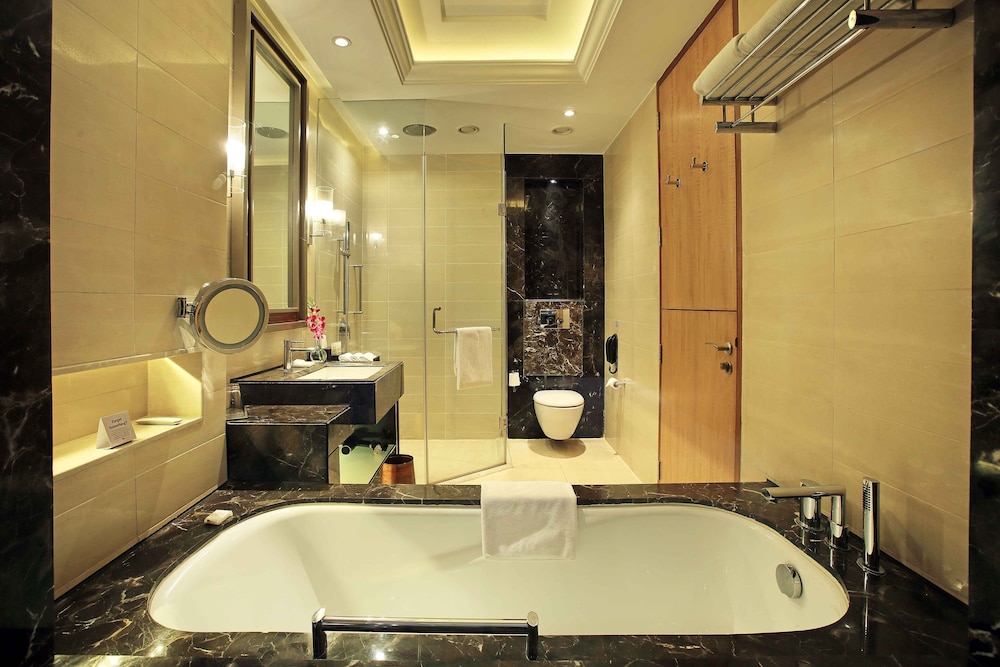 Standard Room, 1 King Bed, Business Lounge Access - Photo 6