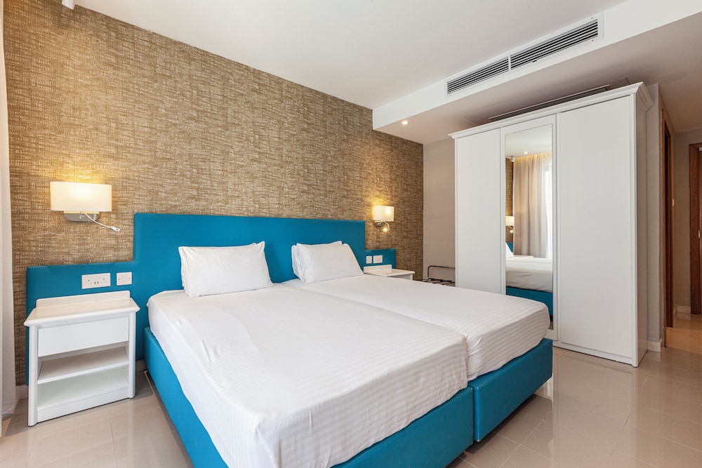 Standard Twin Room, Pool View - Photo 3