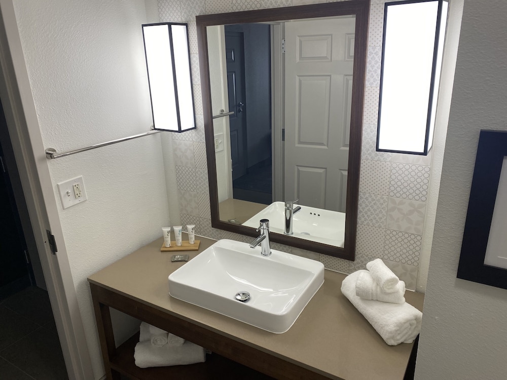 Premium Room, Multiple Beds, Non Smoking - Photo 2