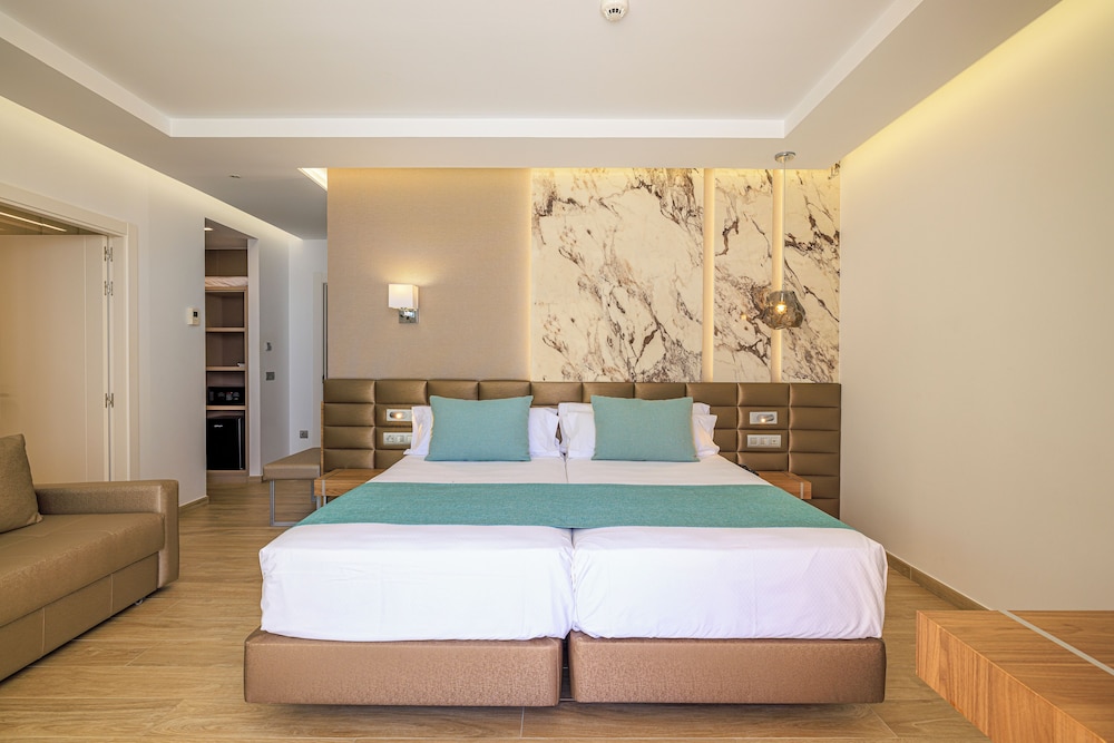 Deluxe Room, Jetted Tub, Sea View - Photo 6
