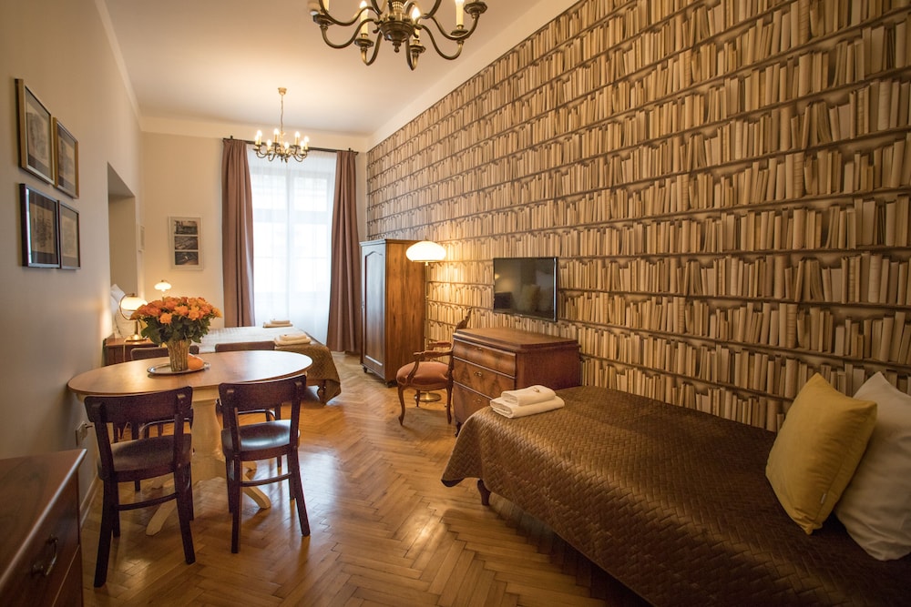 Classic Studio Suite, Multiple Beds, Kitchenette, City View