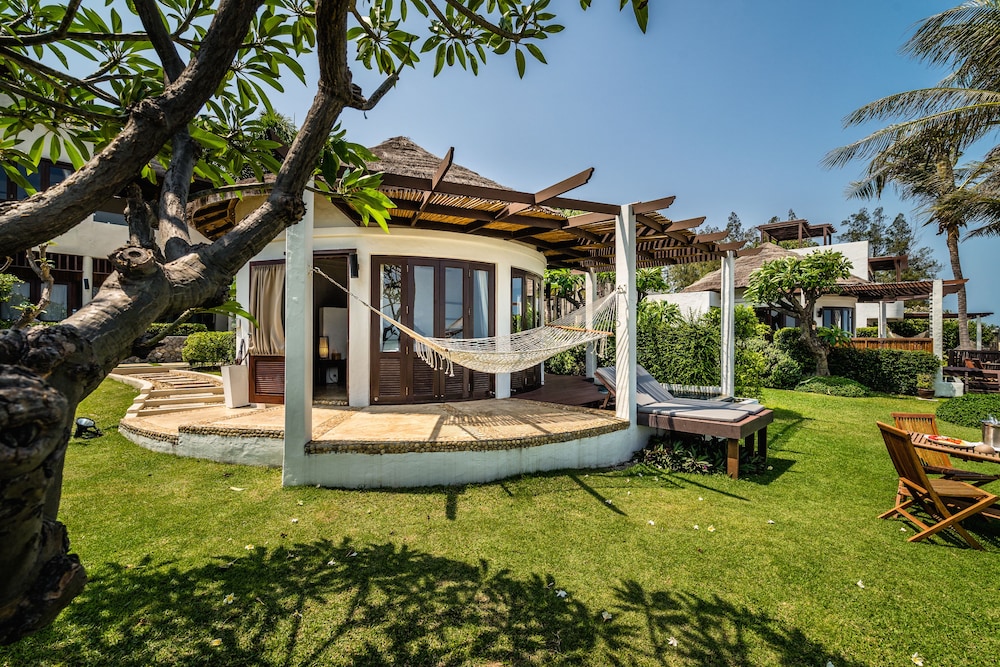 Beachfront Pool Suite - Photo 5