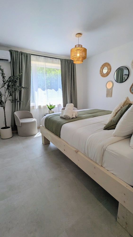 Deluxe Room, 1 Queen Bed photo 2
