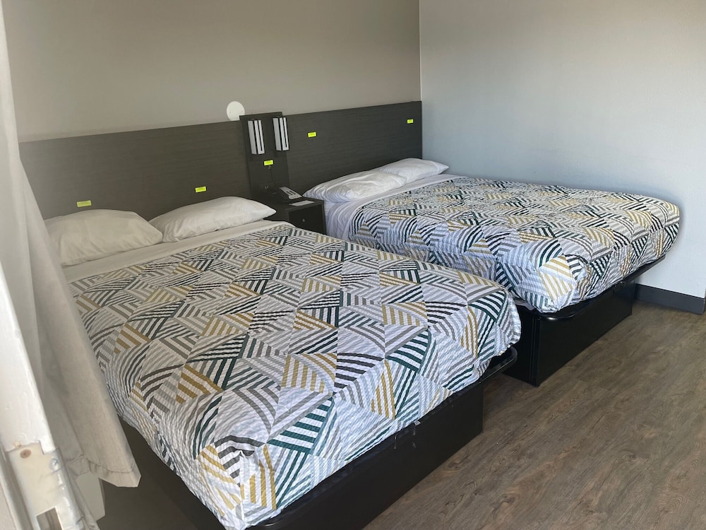 Deluxe Room, 2 Double Beds, Non Smoking, Refrigerator & Microwave - Photo 2