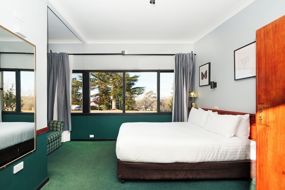 Scenic View Queen Bed photo 2