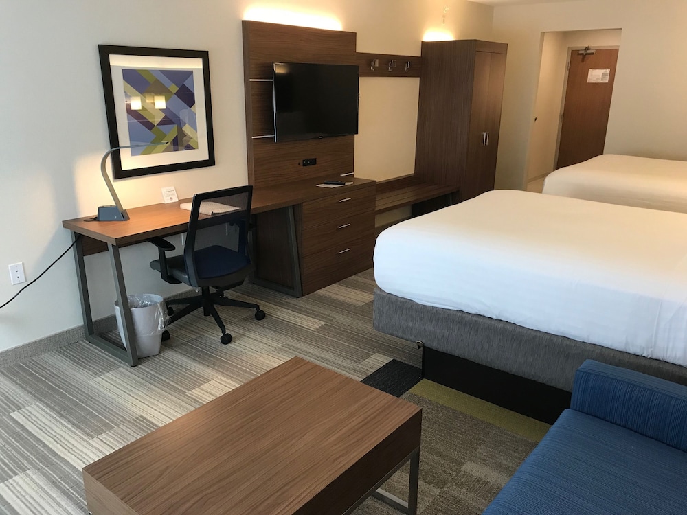 Suite, Multiple Beds (Additional Living Area) - Photo 5