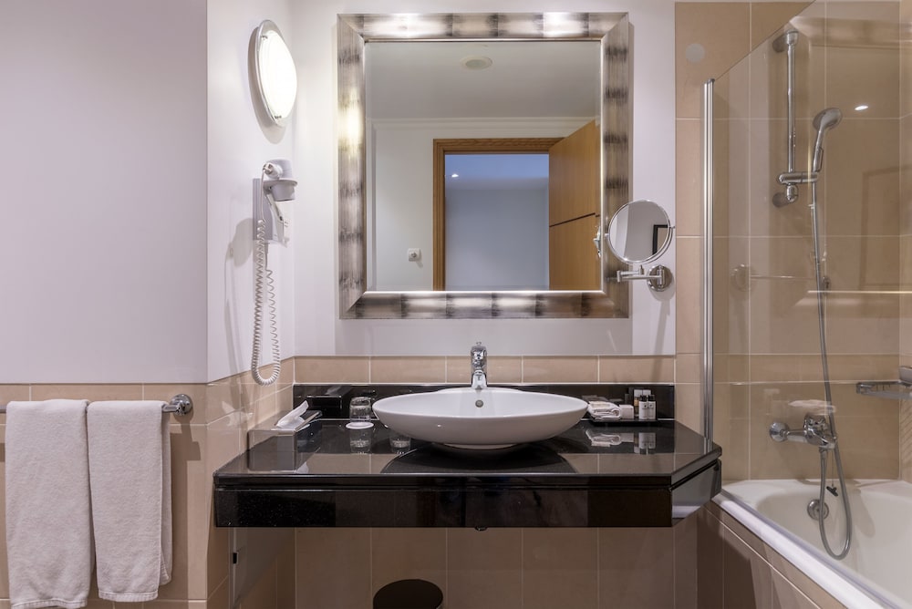 Double or Twin Room (Land View) - Photo 8