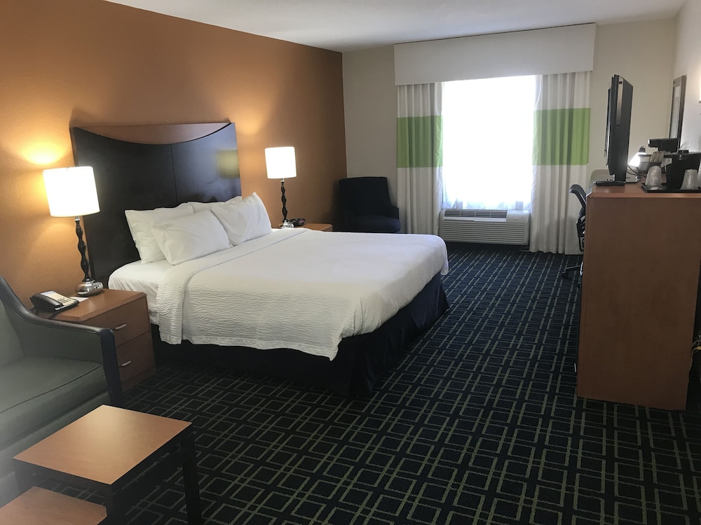 Standard Room, 1 Queen Bed, Non Smoking, Refrigerator & Microwave photo 2