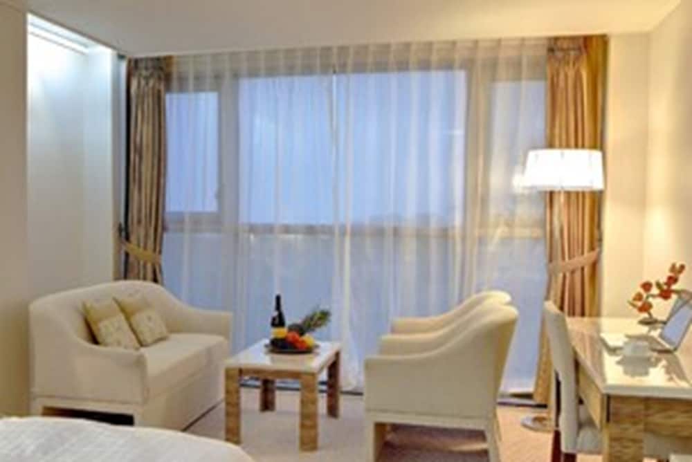 Business Suite, 1 Bedroom, City View - Photo 4