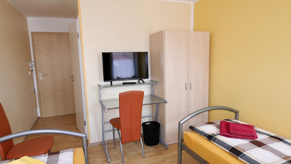 Economy Twin Room photo 3