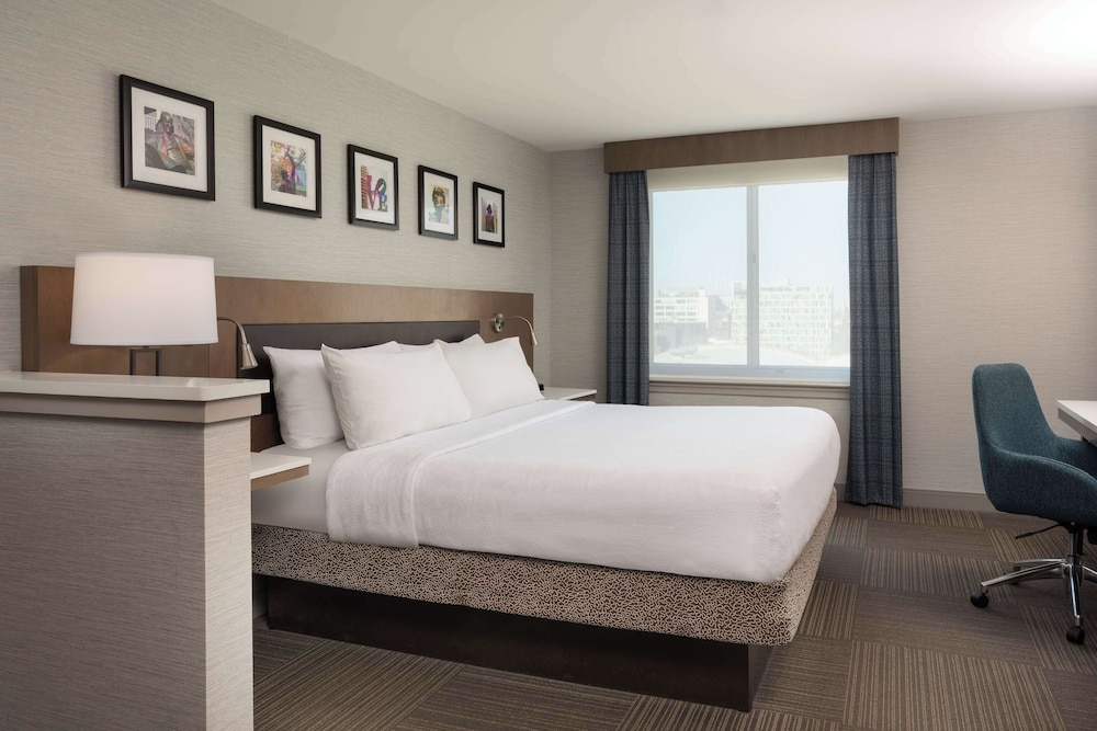 Junior Suite, 1 King Bed, Accessible, Bathtub (Mobility & Hearing) photo 2
