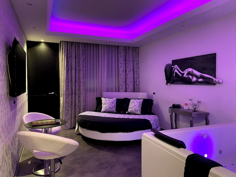Exclusive Suite, Jetted Tub photo 2