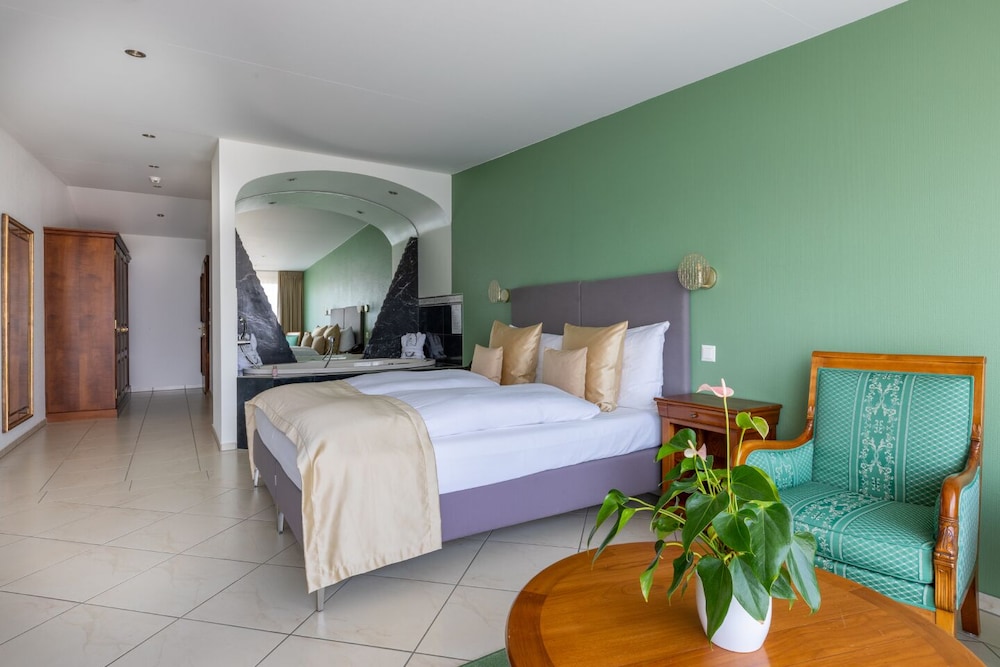 Junior Suite Single Use, 1 Double Bed, Lake View photo 3