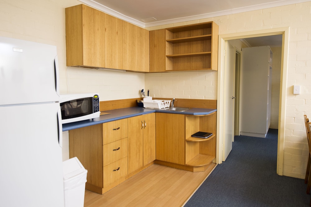 The Whitt Lodge 1 Bedroom Apartment, Kitchenette photo 3