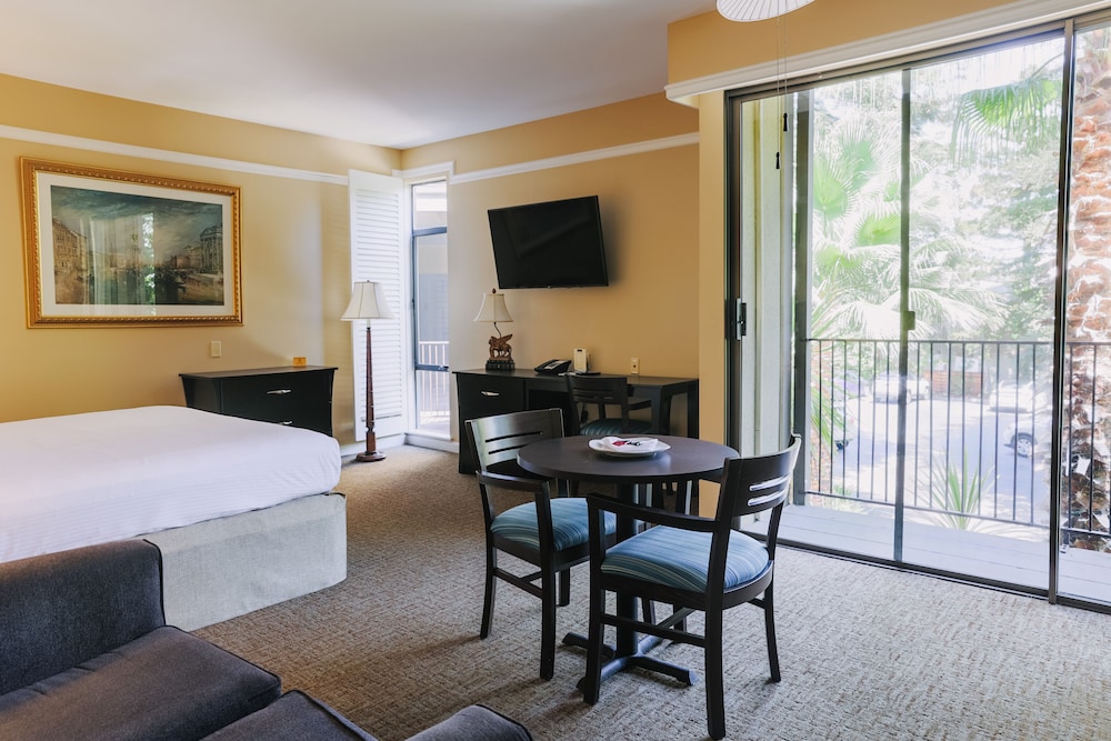 Deluxe Room, 1 King Bed - Photo 2