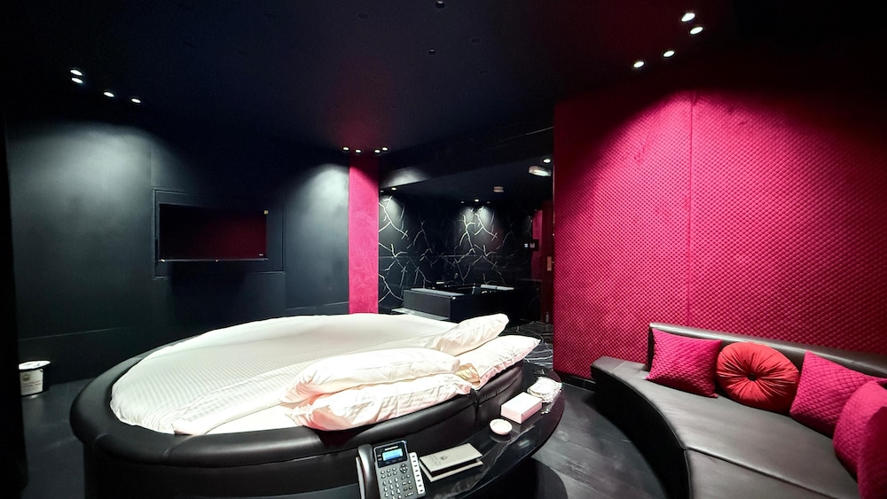 Honeymoon Room, Jetted Tub photo 3