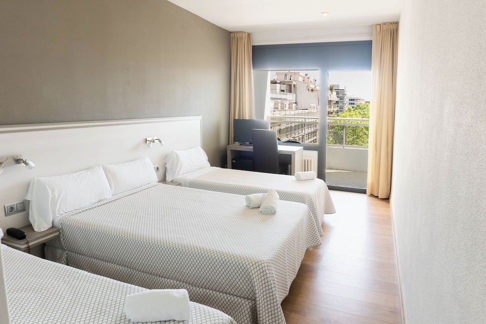 Family Quadruple Room (2 adults + 2 children)