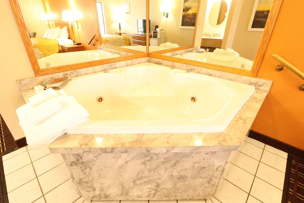 1 Queen Bed, Jetted Tub, Non-Smoking photo 3