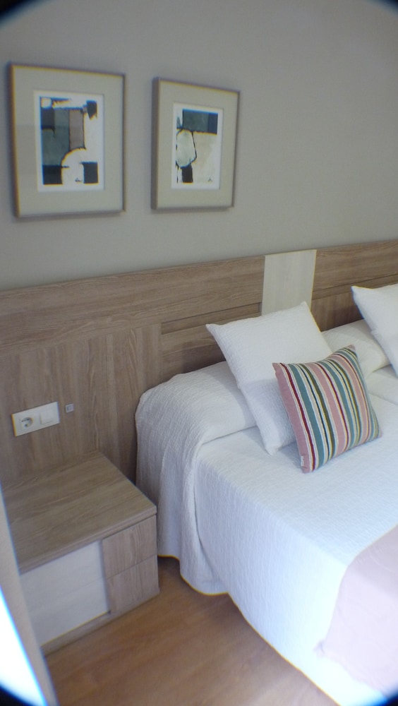 Economy Twin Room, Private Bathroom - Photo 3