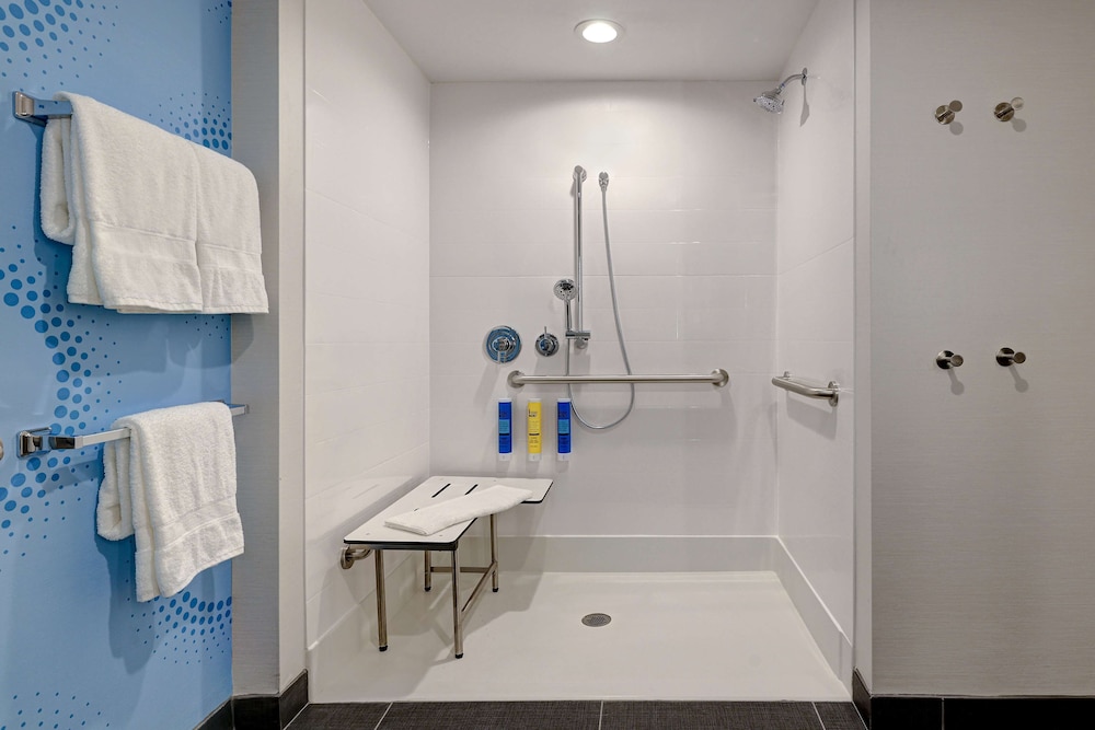 Room, 1 King Bed, Accessible (Mobility & Hearing, Roll-In Shower) - Photo 3